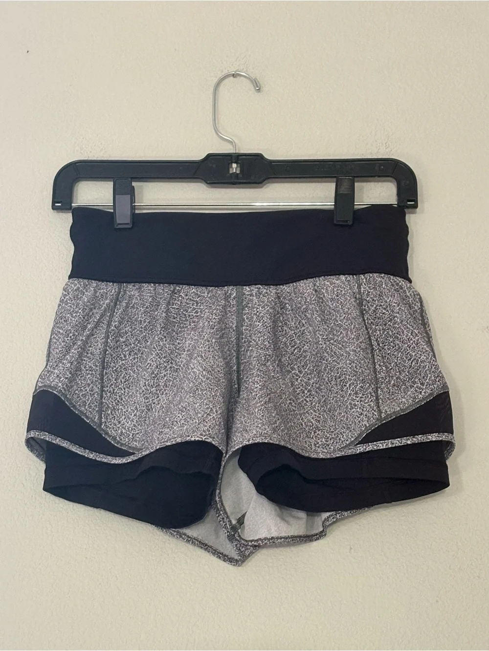 Lululemon Hotty Hot Size 6 Shorts 2.5